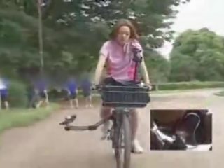 Japanska flickvän masturbated medan ridning en specially modified kön klämma bike!