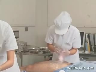Asiatiskapojke sjuksköterskor slurping sperma ut av lastad shafts i grupp